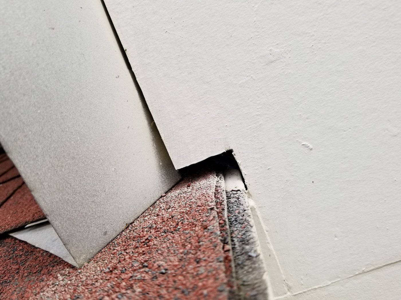 Close-up of properly installed wall flashing on a Florida home